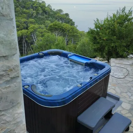 Sweet Shelter With Jacuzzi
