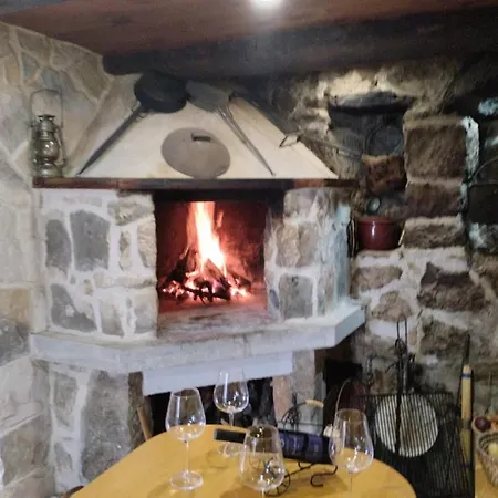 Sweet Shelter With Jacuzzi 別荘